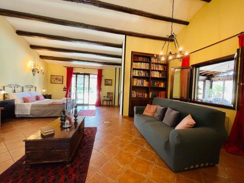 - un salon avec un canapé et une table dans l'établissement Villa Inserra Deluxe, à Palerme