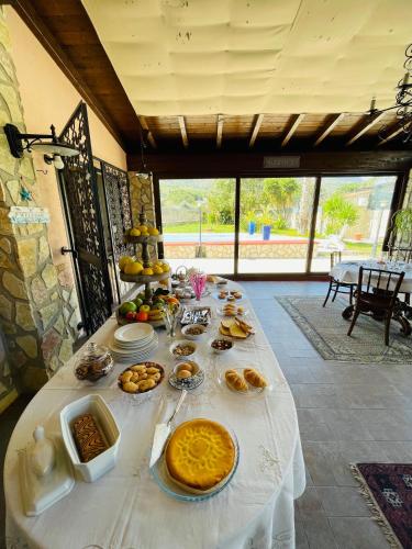 une table avec un tissu de table blanc et de la nourriture dans l'établissement Villa Inserra Deluxe, à Palerme