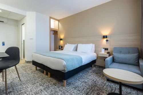 - une chambre avec un lit, un canapé et une chaise dans l'établissement Sure Hotel by Best Western Bordeaux Lac, à Bordeaux