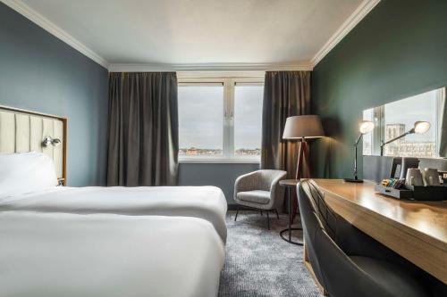 Postel nebo postele na pokoji v ubytování Radisson Hotel York