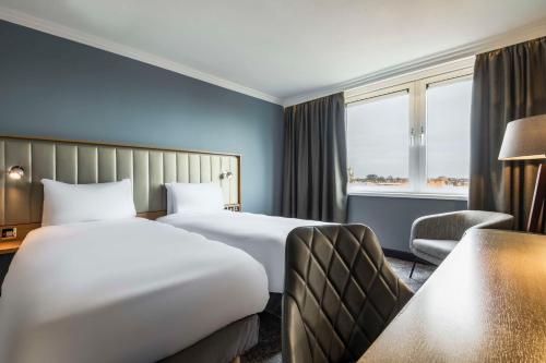 Postel nebo postele na pokoji v ubytování Radisson Hotel York