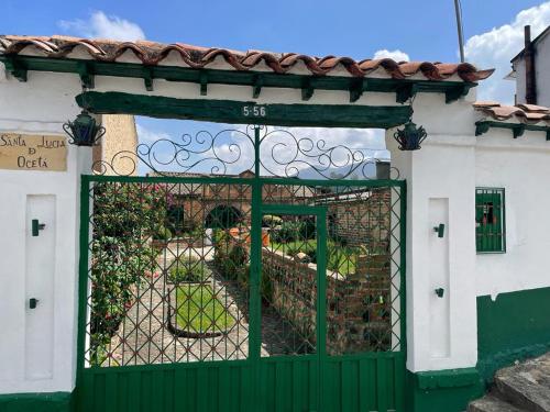 ein grünes Tor vor einem Gebäude in der Unterkunft Habitación Privada en Mongui in Monguí