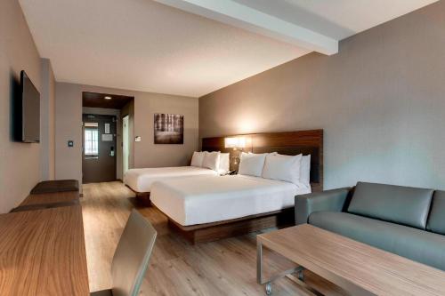 um quarto de hotel com uma cama e um sofá em AC Hotel Chicago Downtown em Chicago