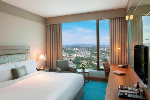 Postel nebo postele na pokoji v ubytování Renaissance Istanbul Polat Bosphorus Hotel