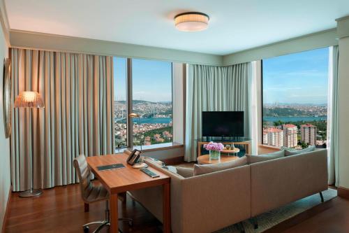 TV a/nebo společenská místnost v ubytování Renaissance Istanbul Polat Bosphorus Hotel