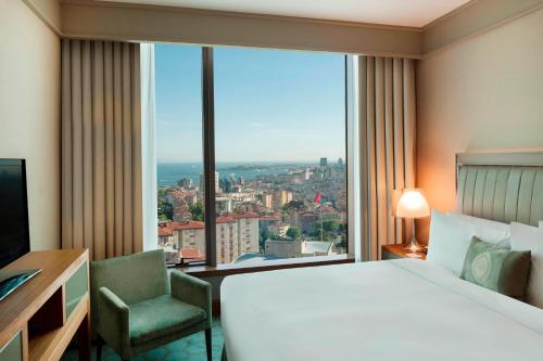 Postel nebo postele na pokoji v ubytování Renaissance Istanbul Polat Bosphorus Hotel