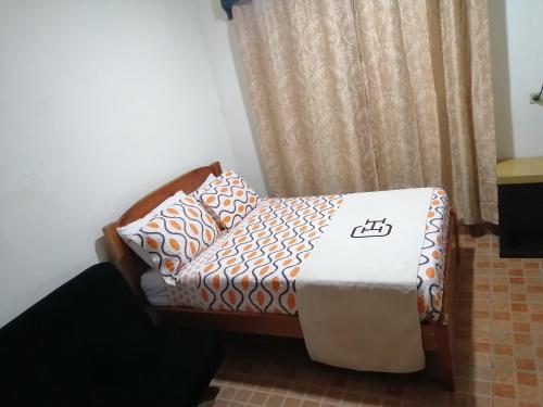 a ottoman sitting next to a bed in a room at Cabañas Mountain River Lake Inn in Nueva California