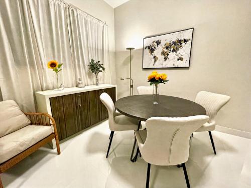 jadalnia ze stołem, krzesłami i kanapą w obiekcie Stunning 2-Bedroom Apartment w mieście San Juan