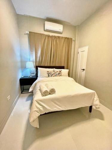 เตียงในห้องที่ Stunning 2-Bedroom Apartment