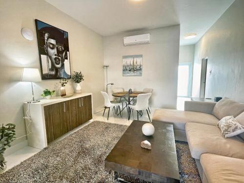 Zona de estar de Breathtaking 3-Br Beachside Apt