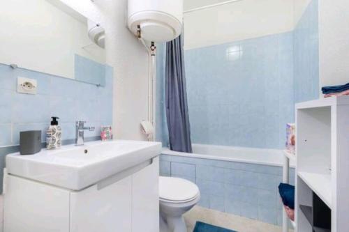 een badkamer met een witte wastafel en een toilet bij Studio très calme 2 pers Centre in Limoges