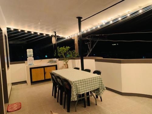- une salle à manger avec une table, des chaises et des lumières dans l'établissement Capaclan Centro Private Room, à Romblon