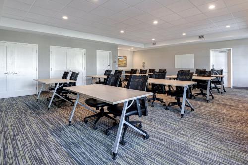 a classroom with tables and chairs in a room at TownePlace Suites by Marriott San Luis Obispo in San Luis Obispo