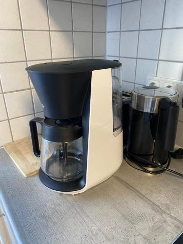 a coffee maker on a counter in a kitchen at Haus am Grimnitzsee mit Garten in Joachimsthal