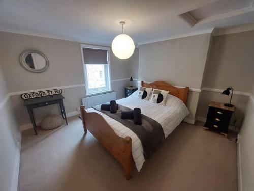 um quarto com uma cama grande e uma lareira em Clifftop Mews - Westcliff - Ramsgate - Pet friendly! em Kent