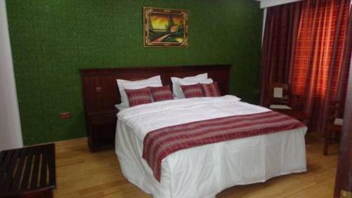 Postel nebo postele na pokoji v ubytování Eagle Palace Hotel
