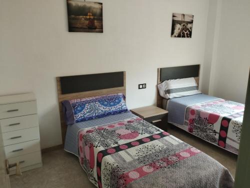 1 dormitorio con 2 camas y vestidor en Apartamento Primera Línea de Mar en EbreHogar, en L'Ampolla