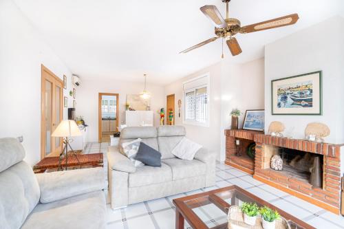 "Charm & Cozy 4BR - 3BA with Pool & Barbecue"