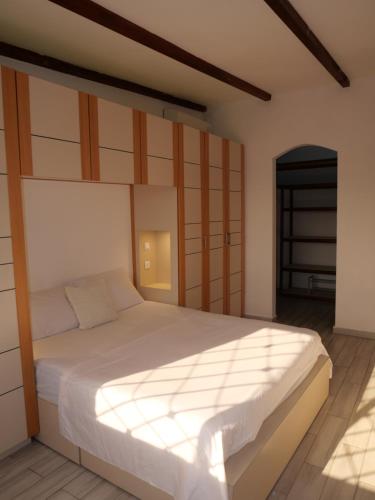 a bedroom with a large white bed in a room at Résidence Canopée in Libreville