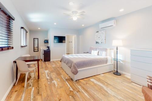 um quarto com uma cama, uma secretária e uma mesa em Humphreys - Studio em Flagstaff