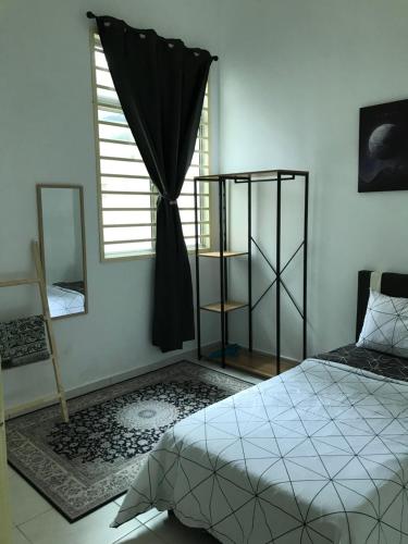 Ένα ή περισσότερα κρεβάτια σε δωμάτιο στο Homestay Krubong@Melaka