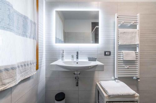 bagno bianco con lavandino e specchio di Holiday home in Alghero 43629 ad Alghero