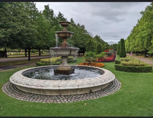een grote fontein midden in een park bij اسكن في وسط مدينة لندن الكبرى Live in the midst of the sights اسكن في وسط مدينة لندن الكبرى in Londen