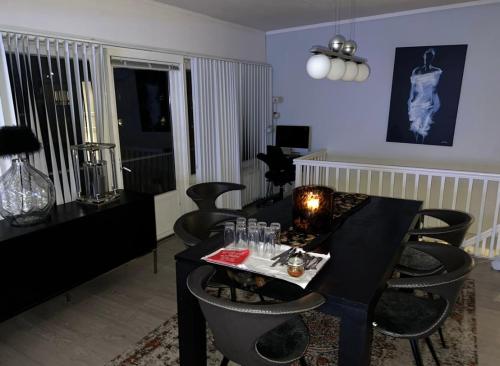 ein Wohnzimmer mit einem schwarzen Tisch und Stühlen in der Unterkunft Family House in Drammen