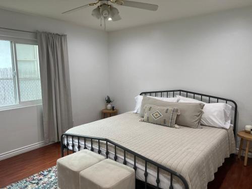 een slaapkamer met een bed en een plafondventilator bij La Gretna-2bd w/Patio, EVcharger, Disney, Whittier College, Knotts in Whittier