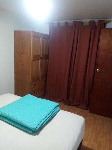 ein Schlafzimmer mit 2 Betten und einem roten Vorhang in der Unterkunft Cabaña florencia in Coquimbo