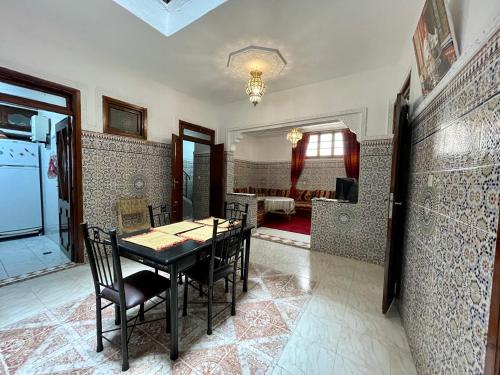 een eetkamer met een tafel en stoelen bij Cosy appartement in Marrakesh