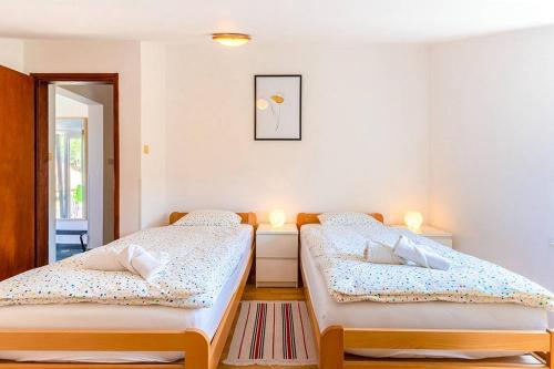 En eller flere senge i et værelse på Apartments by the sea Cres - 8095