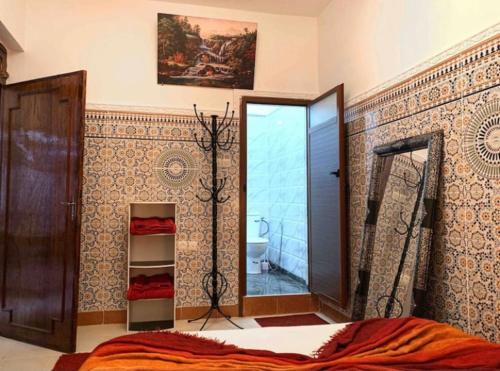 1 dormitorio con cama, espejo y baño en Cosy appartement, en Marrakech