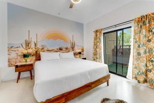 - une chambre avec un grand lit et une grande fenêtre dans l'établissement Sonoran Suite at St Phillips, à Tucson