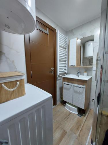 un bagno con lavandino e specchio di Stašina vikendica Divčibare a Divčibare