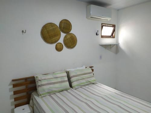 1 dormitorio con cama y espejo en la pared en CASA À 3 KM PRAIA TAMBAÚ, en João Pessoa