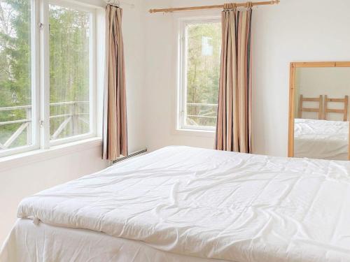 HenånにあるHoliday home HENÅN VIIの窓付きの客室の白いベッド1台