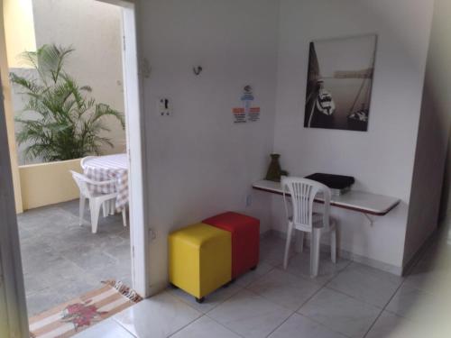 Habitación con mesa, sillas y taburete. en CASA À 3 KM PRAIA TAMBAÚ, en João Pessoa