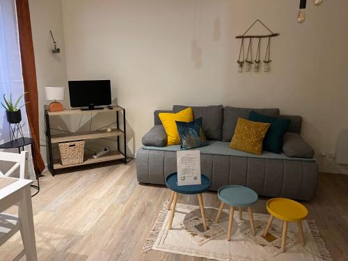 - un salon avec un canapé et deux tabourets dans l'établissement Magnifique T2 vieux Bandol, à Bandol