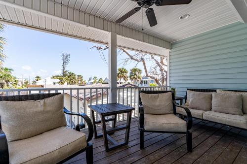 Μπαλκόνι ή βεράντα στο 167 Delmar Avenue - Beautiful Private Pool Home on North end of the island home