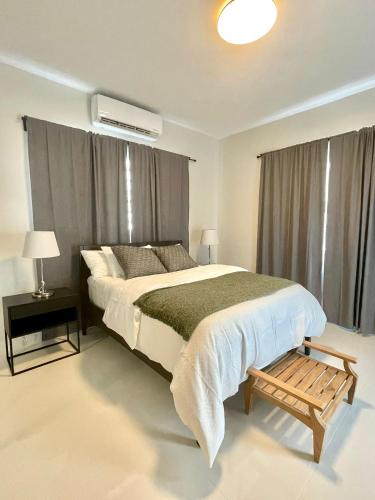 Un dormitorio con una cama grande y una ventana. en Breathtaking 3-Br Beachside Apt, en San Juan