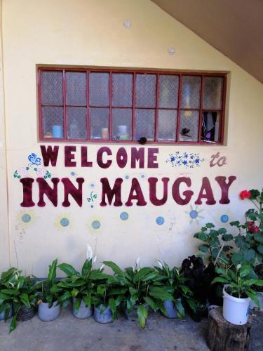 una señal en el lateral de un edificio que lee bienvenido a im maragencia en Inn Maugay Bed and Bath, en Sagada