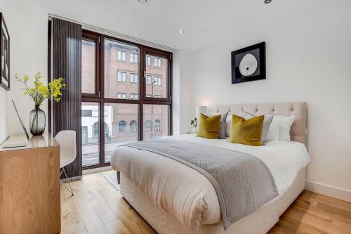 a bedroom with a large bed and a large window at BR2 - Stunning 1 Bed Apartment Heart of Borough in London