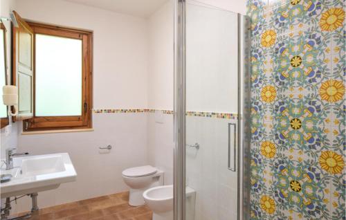 La salle de bains est pourvue d'une douche, de toilettes et d'un lavabo. dans l'établissement Nice Apartment In Longobardi Marina With Wifi, à Longobardi