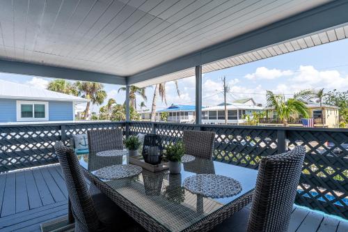 Μπαλκόνι ή βεράντα στο Shells N Sunshine! Getaway Destination Just Minutes from the White Sandy Beaches of Fort Myers! home
