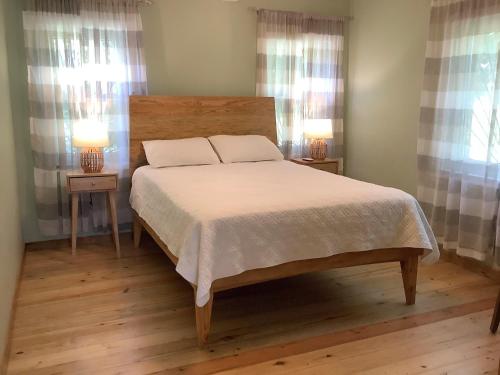 una camera da letto con un grande letto con due comodini di Stargazer a West End