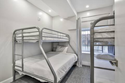 モントリオールにあるParc Avenue Residences Mile Endのベッドルーム1室(二段ベッド2台、窓付)が備わります。