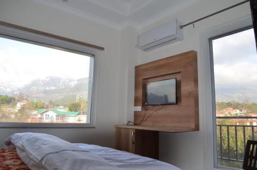 Ένα ή περισσότερα κρεβάτια σε δωμάτιο στο HIMALAYA INN