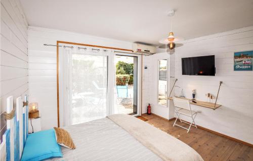 une chambre avec un lit et une télévision au mur dans l'établissement Amazing Home In Saint-Marcel-Sur-Aude, à Saint-Marcel