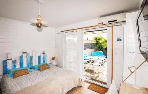 - une chambre avec un lit et une terrasse avec des chaises dans l'établissement Amazing Home In Saint-Marcel-Sur-Aude, à Saint-Marcel